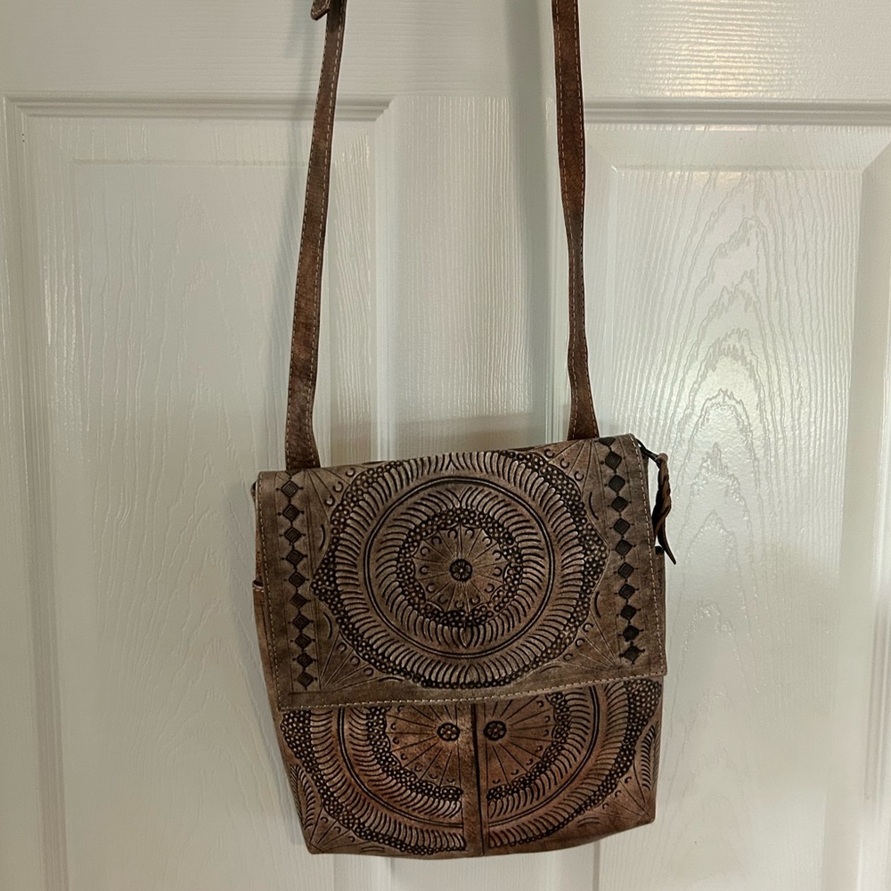 LEADERS IN LEATHER HAND CARVED CROSSBODY